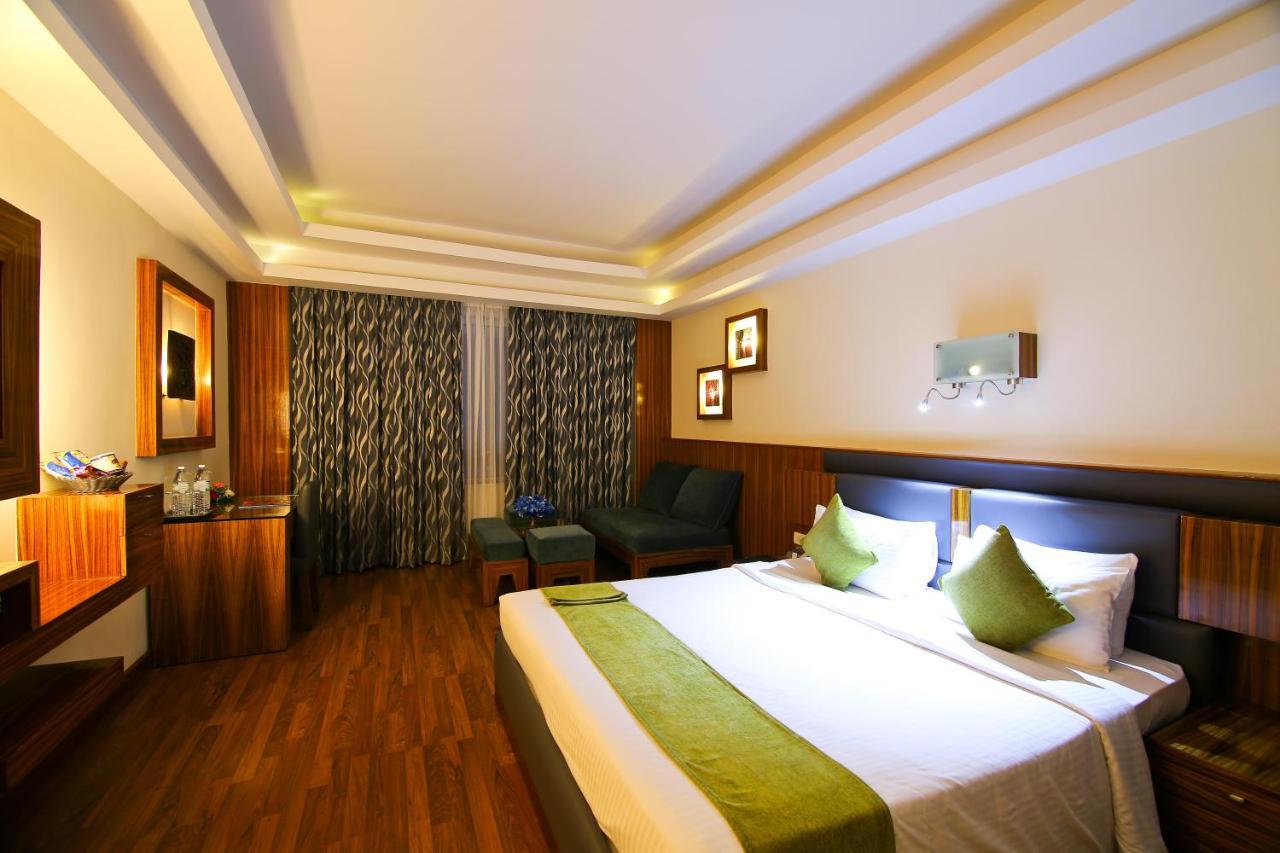 Hotel Gokulam Park à Kochi Extérieur photo