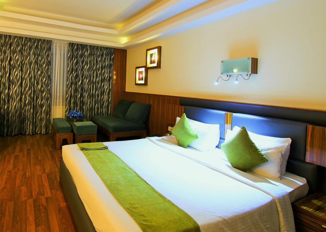 Hotel Gokulam Park à Kochi Extérieur photo