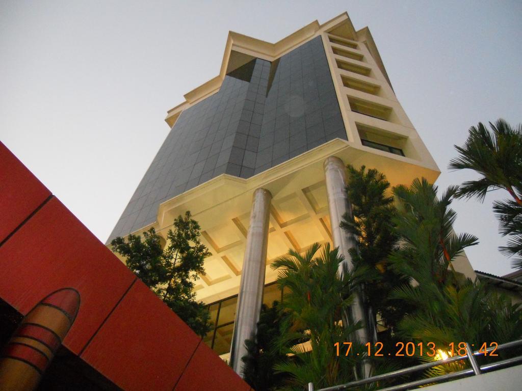 Hotel Gokulam Park à Kochi Extérieur photo
