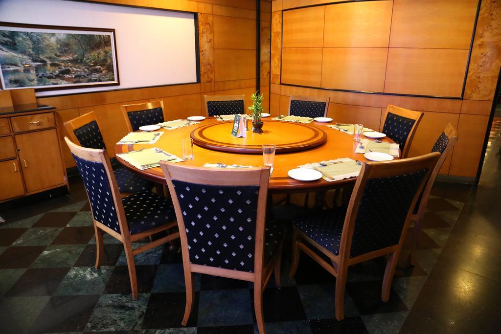 Hotel Gokulam Park à Kochi Extérieur photo