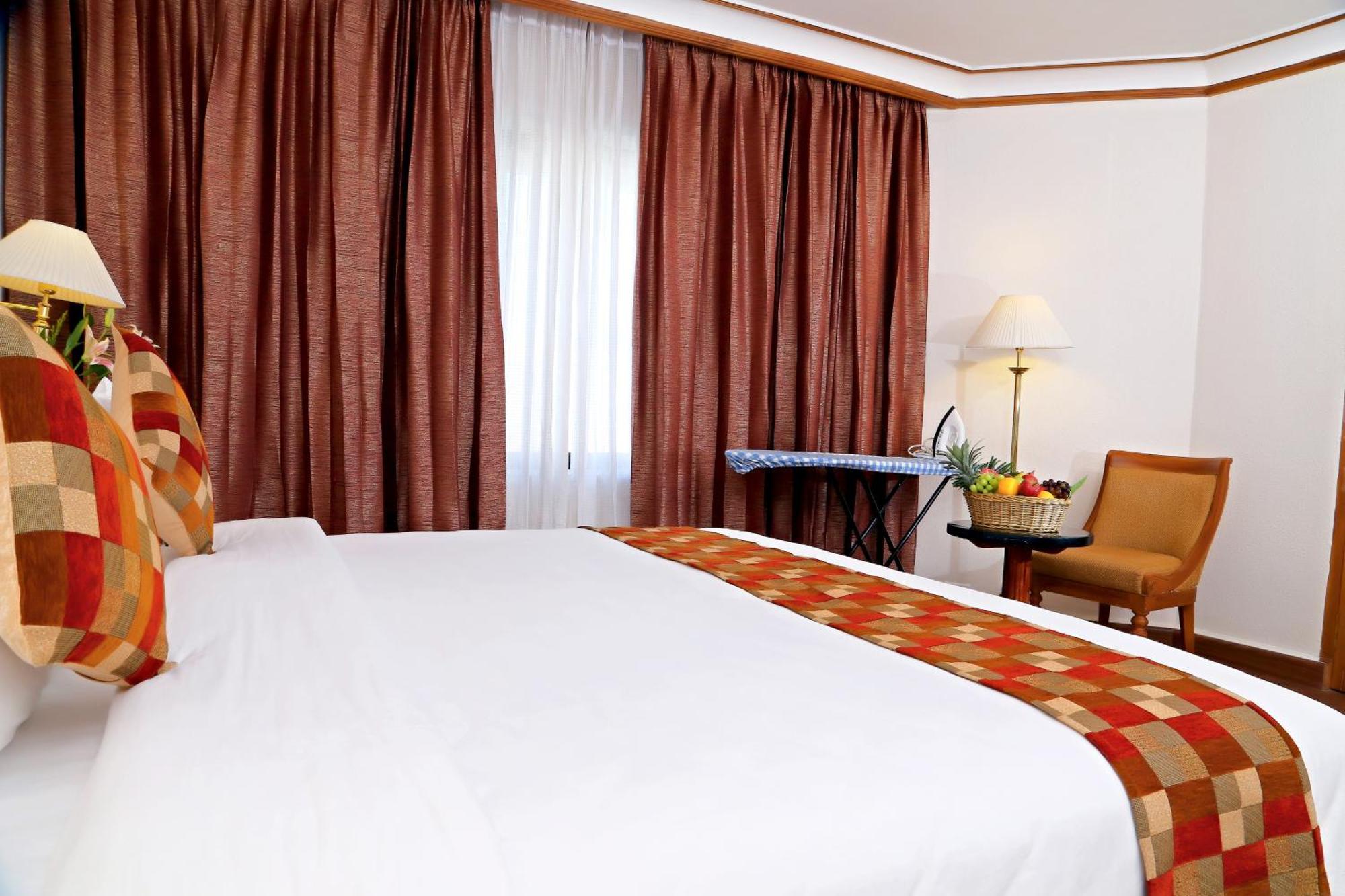 Hotel Gokulam Park à Kochi Extérieur photo